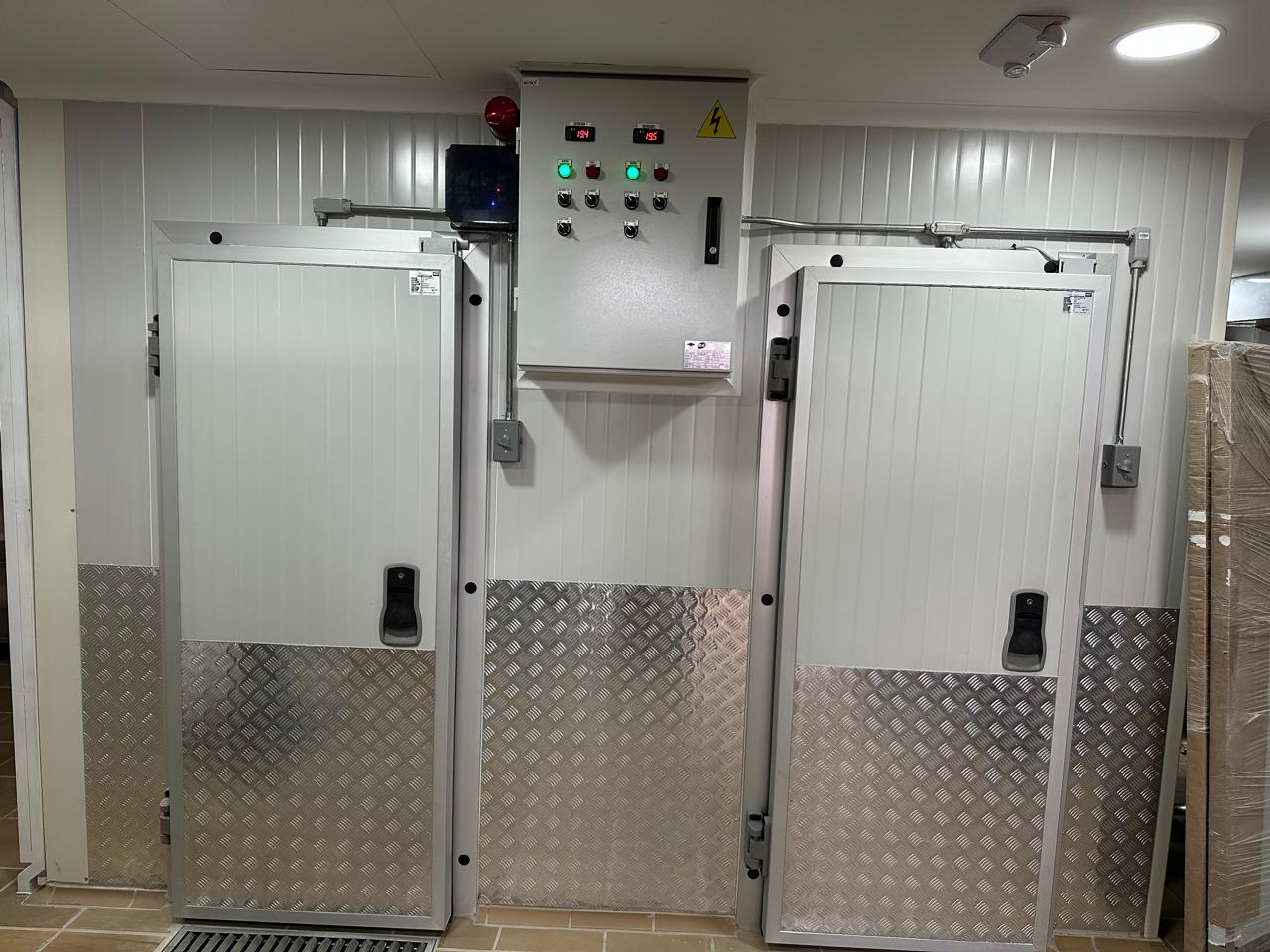 Cuarto frío industrial en planta de alimentos