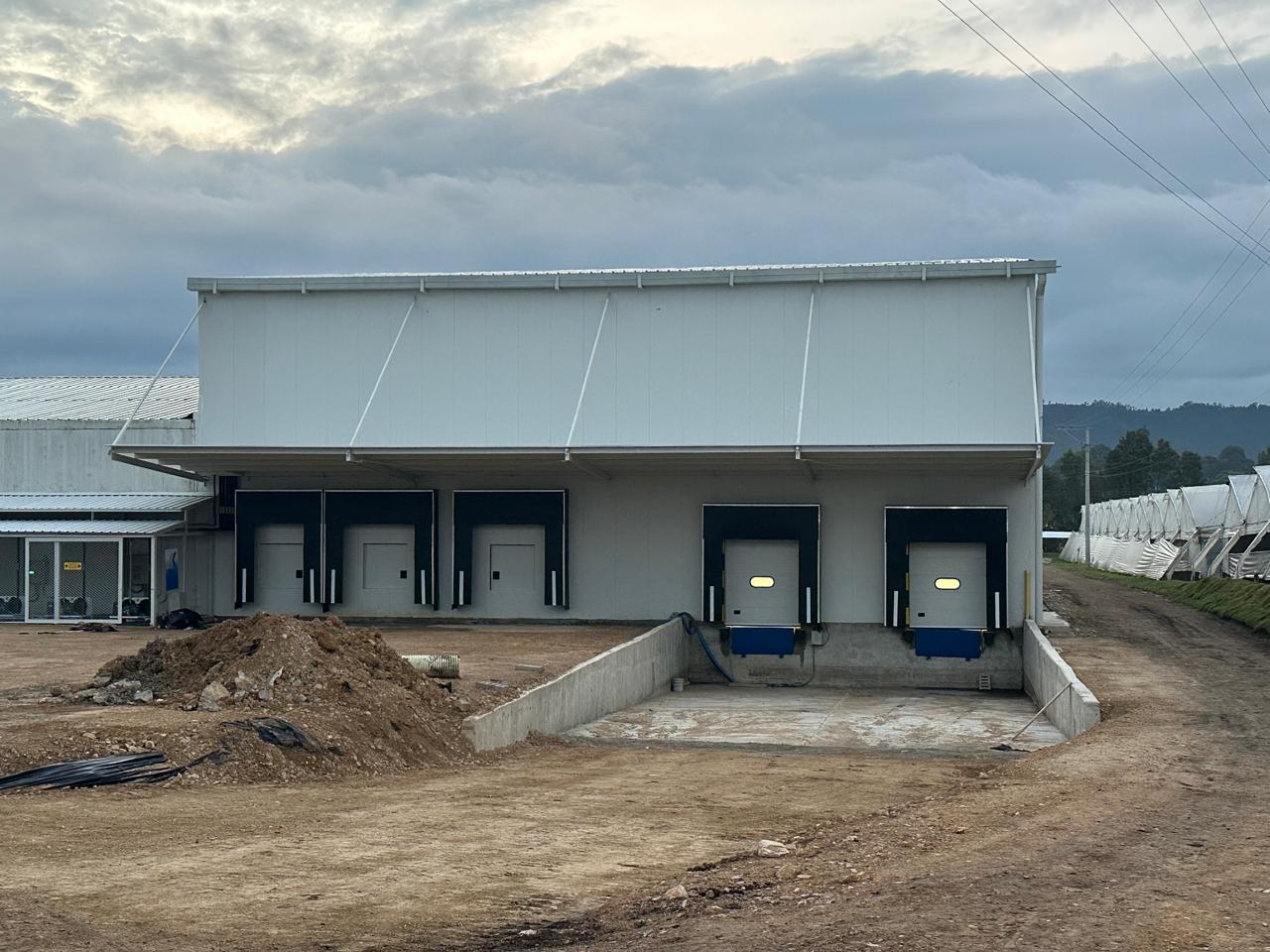 Puertas y muelles industriales para centro logístico